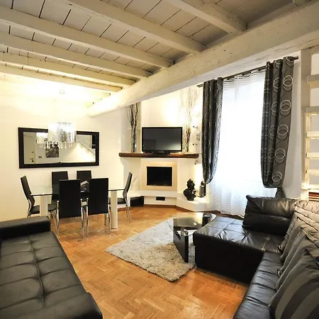 Holiday - City Center Apartman *