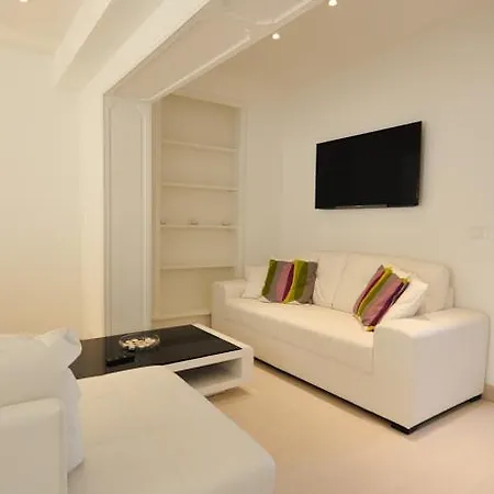Holiday - City Center Apartment