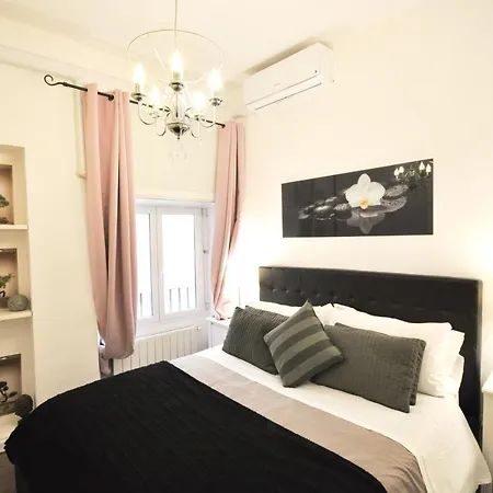 Holiday - City Center Apartment