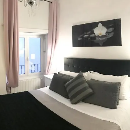 Holiday - City Center Apartment *