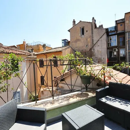 Holiday - City Center Apartman